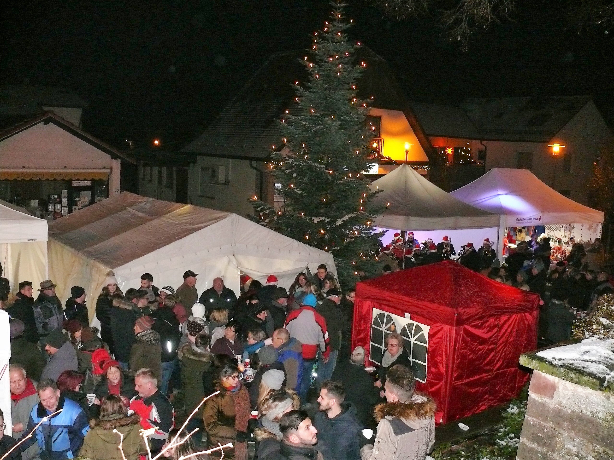 Ein Flair des Nürnberger Christkindlesmarktes, vermittelte bei dichtem Gedränge der elfte Nußbaumer Nikolausmarkt.